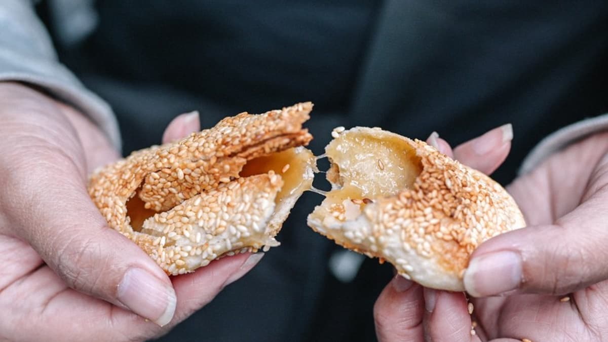 「白糖酥餅」糖餡還會牽絲，吃起來外皮酥脆，充滿芝麻香氣。（圖片來源：女子的休假計劃）
