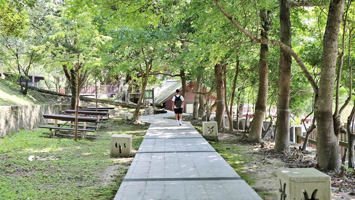 一走進園區就被茂密樹林吸引，氛圍相當舒適。（圖片來源：Sweet Tina 樂在生活分享）