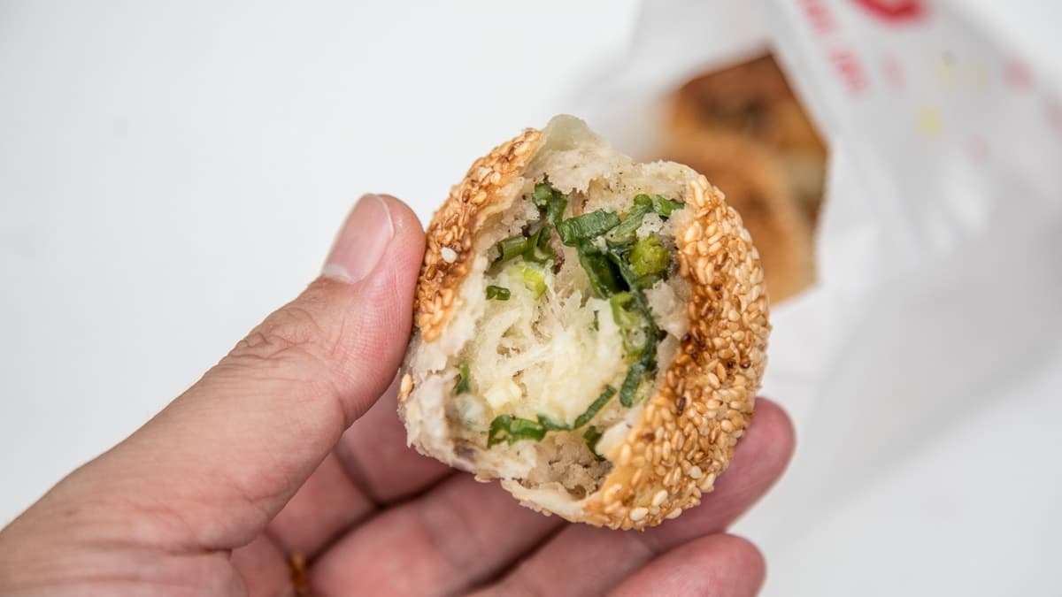 「小酥餅」裡面包著蔥花，內餡調味清爽，帶有類似豬油的香味。（圖片來源：大手牽小手。玩樂趣）