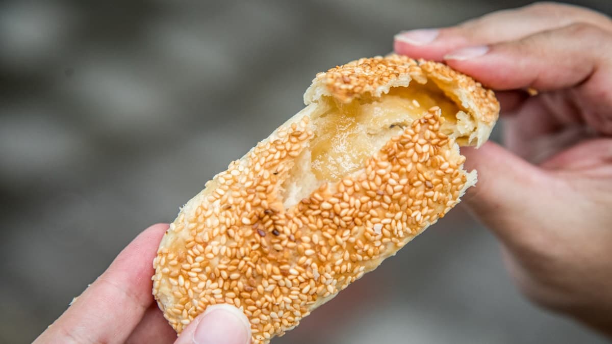 「糖膏酥餅」餅皮薄脆又酥，裡面的糖膏呈現半融狀態，甜而不膩。（圖片來源：大手牽小手。玩樂趣）