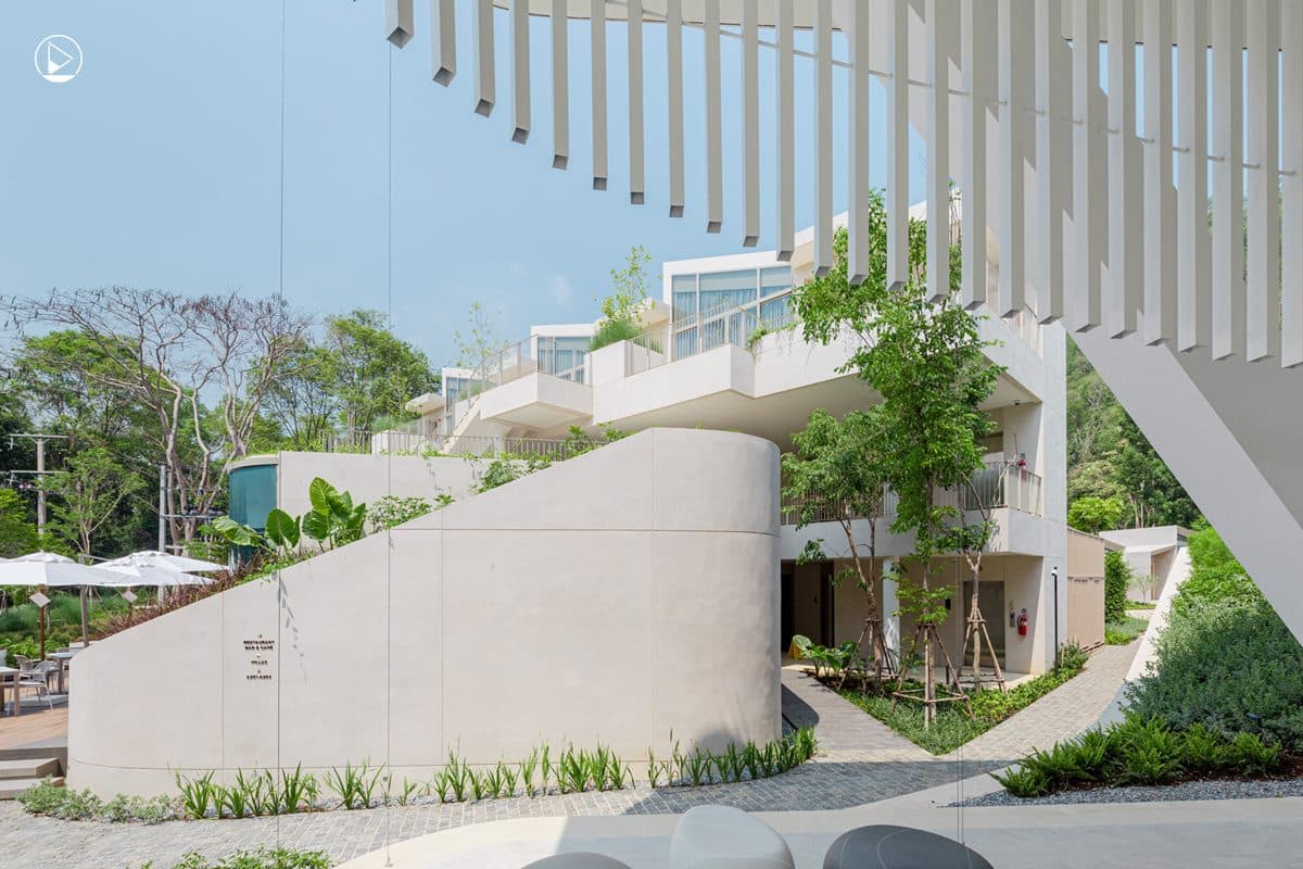 奶油白建築與群山環繞的美景融為一體。（圖片來源：Dsign Something）
