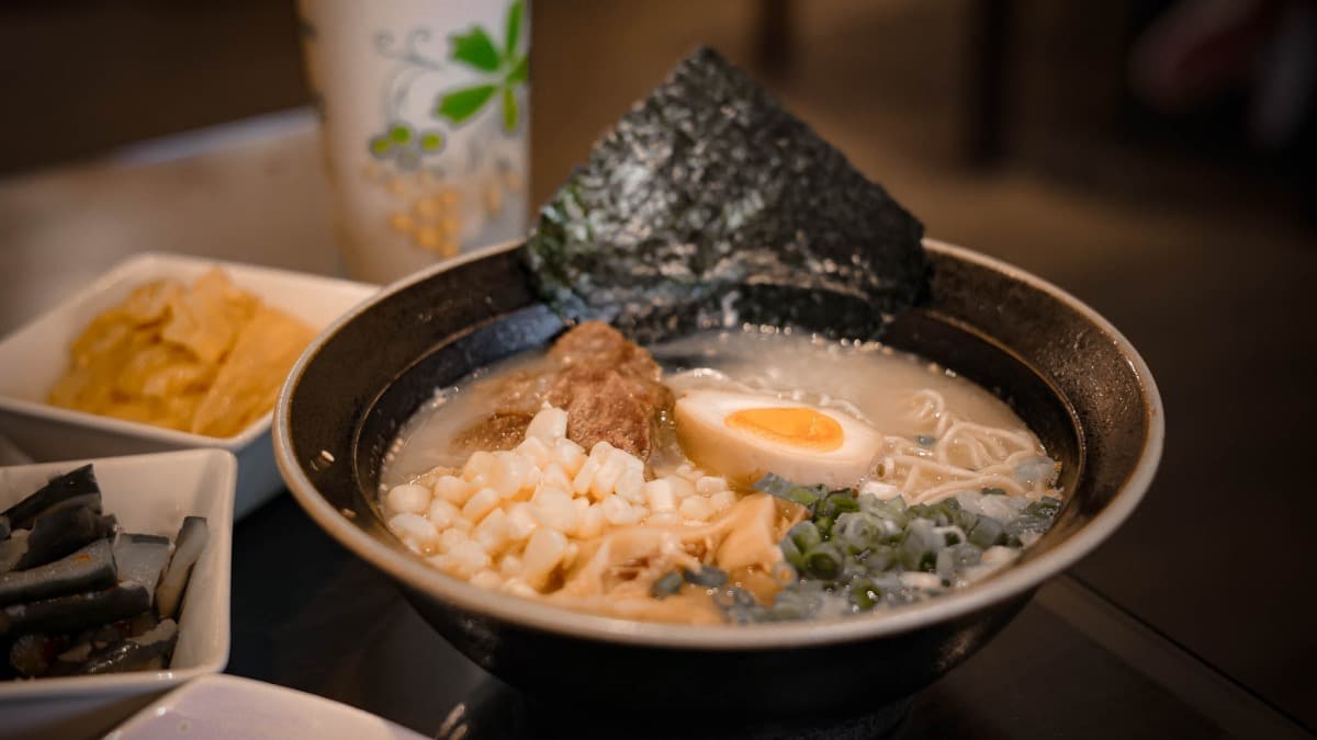 「魚湯鹽味拉麵」以大量的鱸魚長時間熬煮高湯。（圖片來源：黑皮的旅遊筆記）