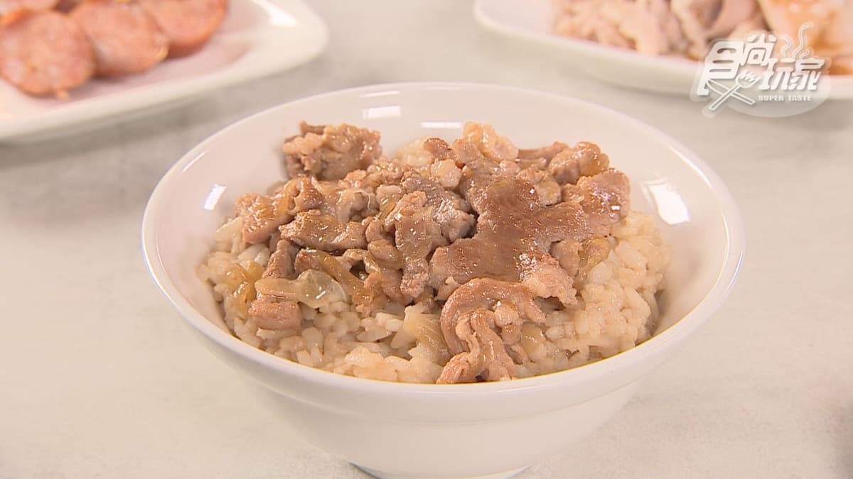 「肉絲飯」有一點像豬肉丼飯，肉Ｑ彈又帶點甜味。