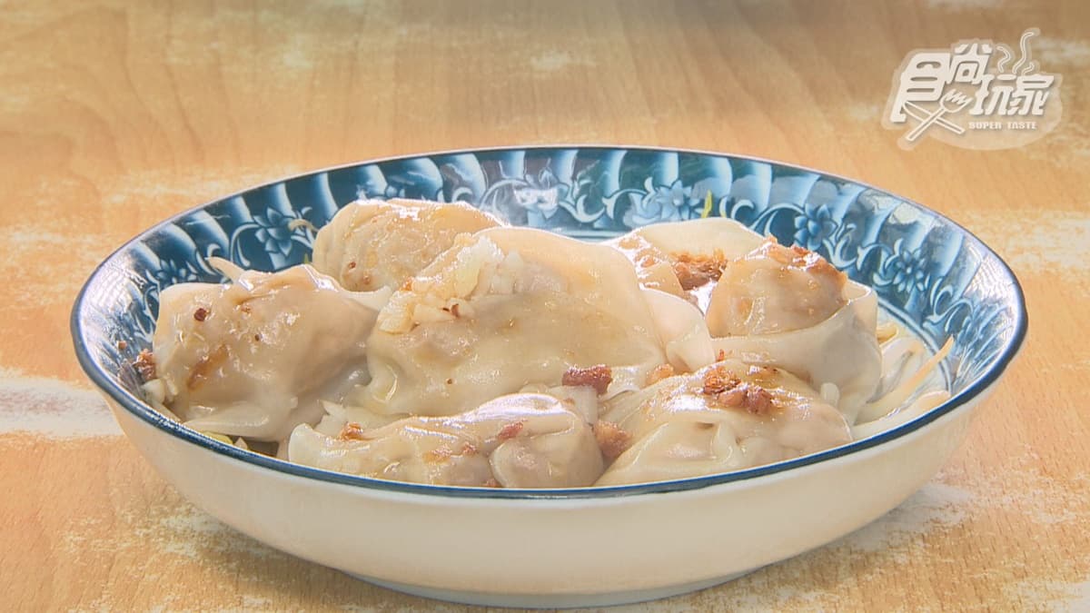 「乾餛飩」外皮超級有彈性，淋上滷汁帶有甜味超唰嘴。