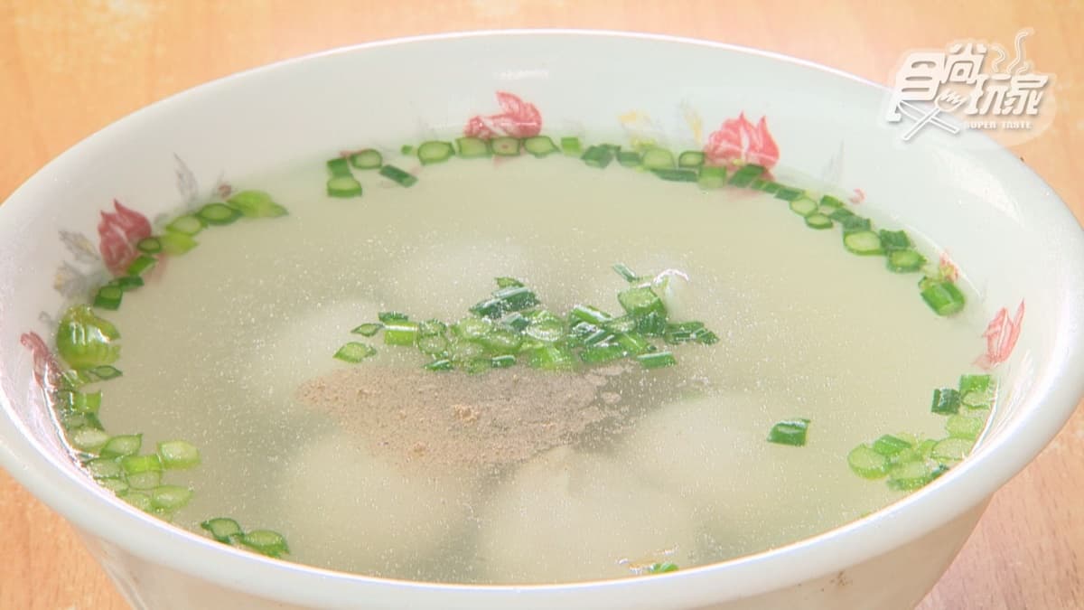 魚丸湯加入店家自製胡椒粉後，湯頭喝起來很像藥燉排骨。