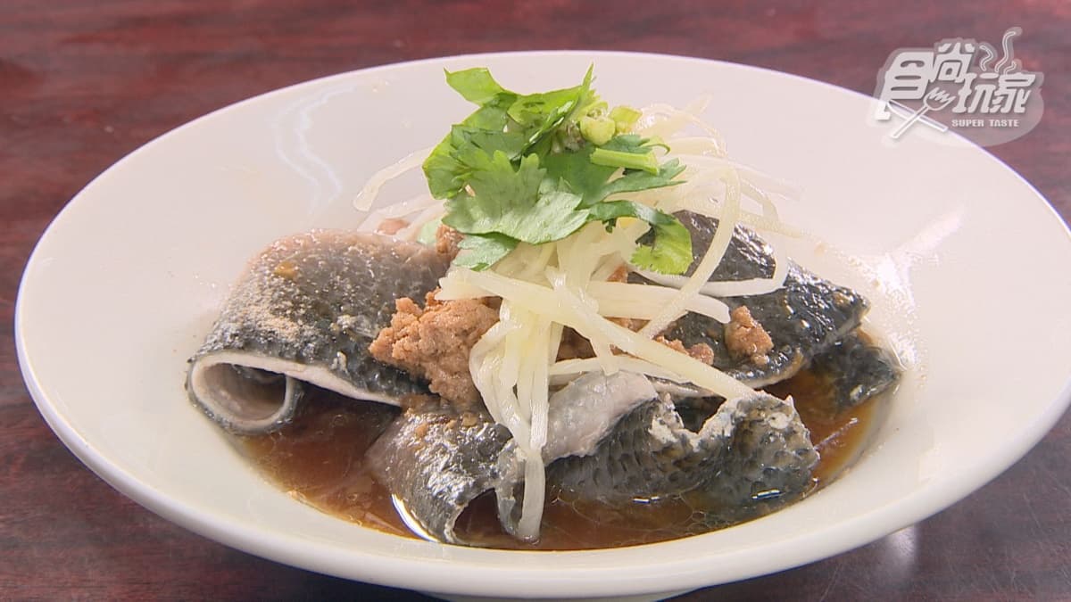 「滷汁虱目魚皮」魚皮很大塊，油脂也比較多，保留了虱目魚特有的魚香味。