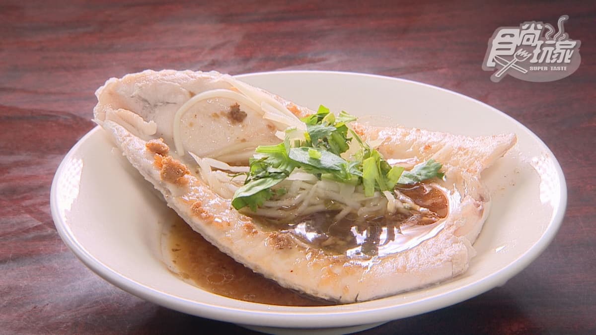 「滷汁虱目魚肚」油脂滲透到肉裡，一口咬下魚肉，可以感受得到魚油的香味在嘴裡擴散開來。