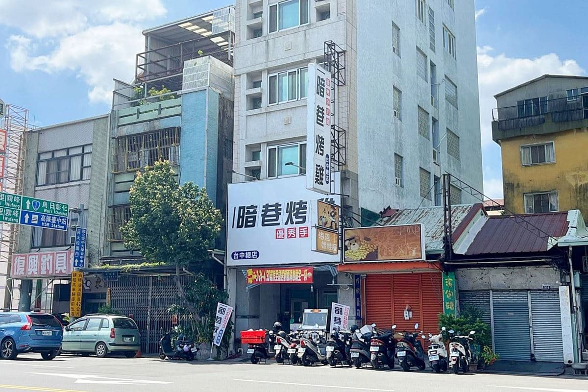 台中人激推烤雞專賣！灑滿蒜酥金黃誘人超欠吃，手撕雞肉飯１人也能嗑