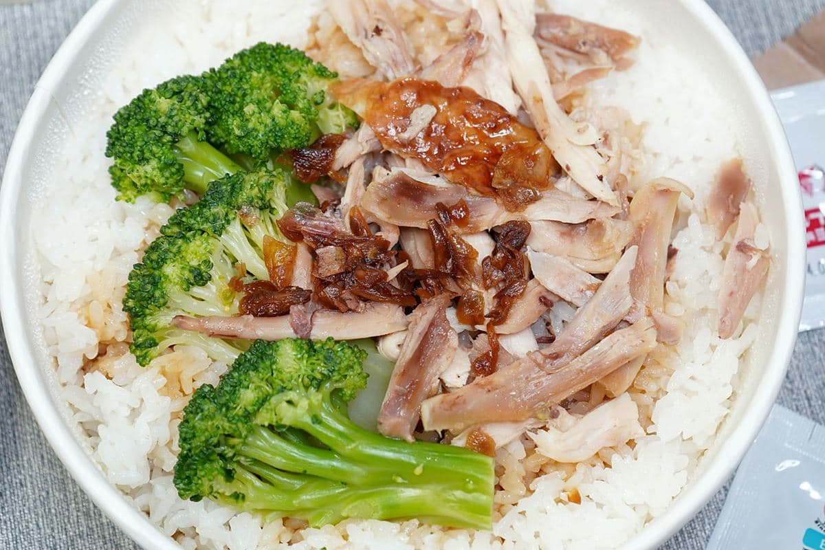 台中人激推烤雞專賣！灑滿蒜酥金黃誘人超欠吃，手撕雞肉飯１人也能嗑