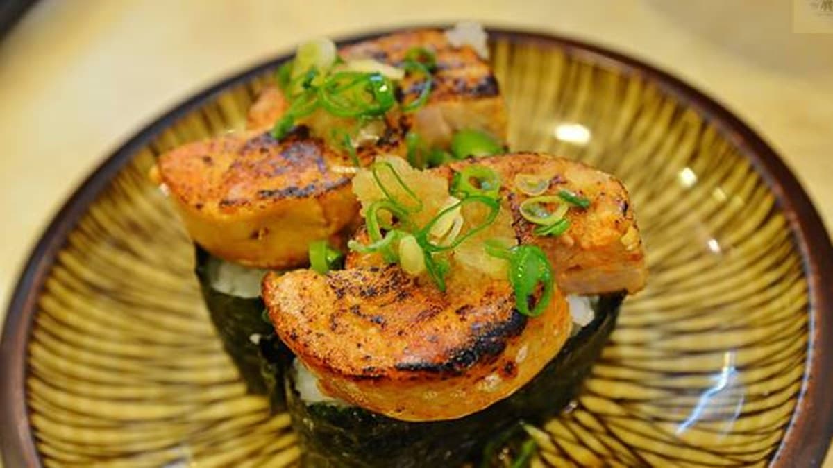 「安康魚肝壽司」口感綿密細緻，味道很濃郁。（圖片來源：阿MON世界趴趴走）