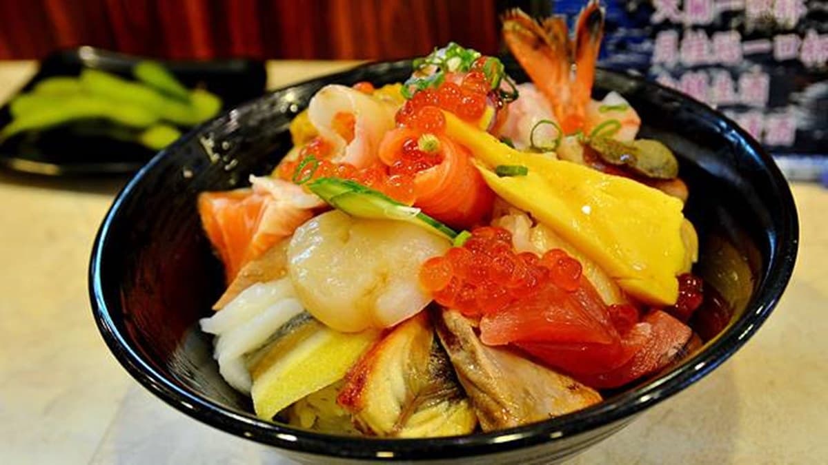 海鮮丼整碗被生魚片和海鮮覆蓋得滿滿的，真的CP值超級高。（圖片來源：阿MON世界趴趴走）