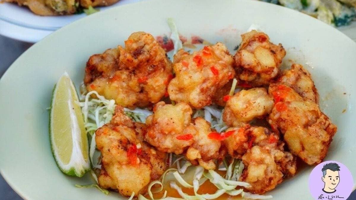 椒麻雞是現炸的無骨雞肉淋上泰式醬，酸酸辣辣的滿開胃。（圖片來源：痴吃的玩）