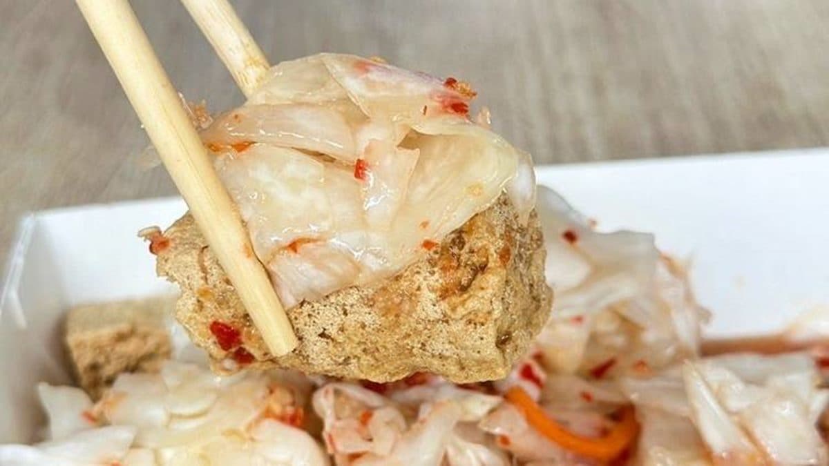 臭豆腐搭配泡菜再加一點辣椒，吃起來真的很讚！（圖片來源：熱血玩台南。跳躍新世界）