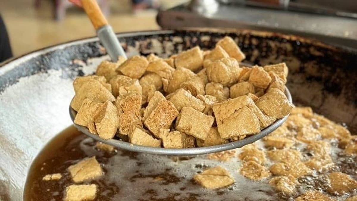 店家生意相當好，阿伯的油鍋不間斷地炸著臭豆腐沒停過。（圖片來源：熱血玩台南。跳躍新世界）