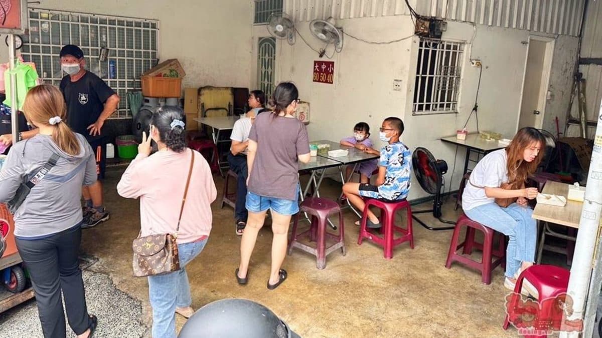 除了提供外帶，店內也設有提供簡易的座位區。（圖片來源：熱血玩台南。跳躍新世界）