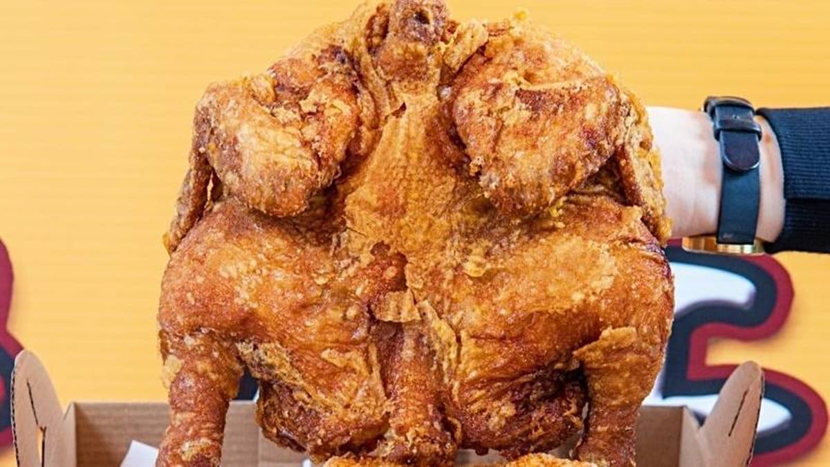 炸全雞肉汁香氣四溢，鮮嫩又多汁還滴著淡黃色的雞汁精華。（圖片來源：傻妞吃台南）