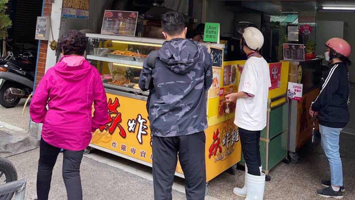 「焱炸雞（大灣店）」位於永康區民族路上、大灣黃昏市場旁。（圖片來源：傻妞吃台南）
