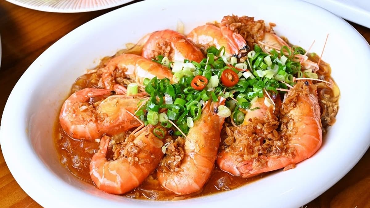 「醬香蒜蓉蝦」搭配底下的寬粉，吃起來帶有淡淡蒜香味。（圖片來源：糖糖‘s享食生活）