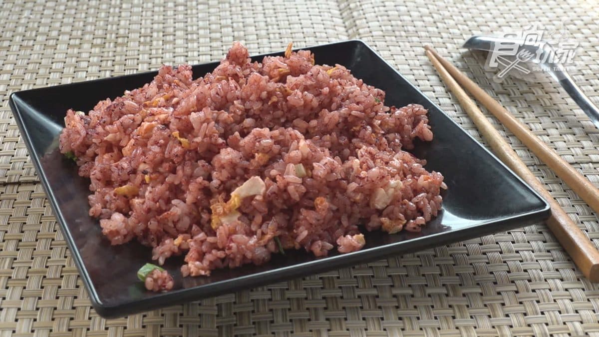 「紅麴炒飯」酒糟的味道很濃郁，整體是家常的口味。