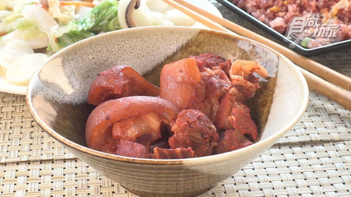 「紅麴豬腳」吃起來很有彈性，也不會覺得油膩。
