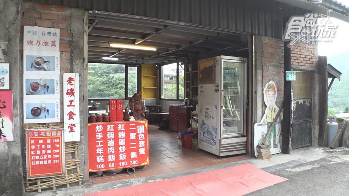 店外紅磚牆上掛有店家招牌餐點的介紹，還有Q版的老礦工畫像，非常可愛。