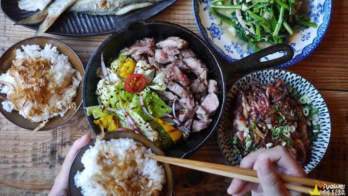 鐵鍋牛肋條搭配淋上油醋醬的生菜沙拉、番茄、紫洋蔥和甜椒，非常解膩！（圖片來源：瑋瑋美食萬歲）