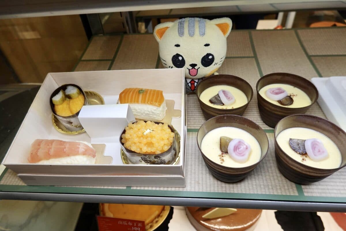 麵包店驚見巨大魚頭！超擬真「鮭魚蛋糕」隱身傳奇名店，壽司、茶碗蒸變甜點