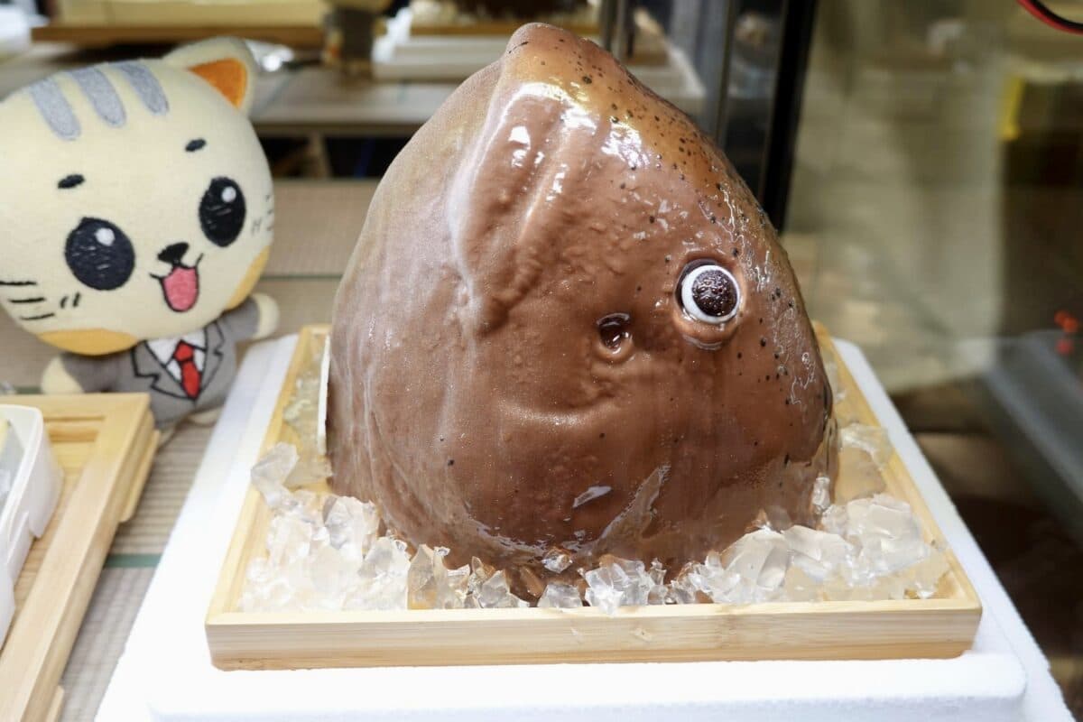 麵包店驚見巨大魚頭！超擬真「鮭魚蛋糕」隱身傳奇名店，壽司、茶碗蒸變甜點