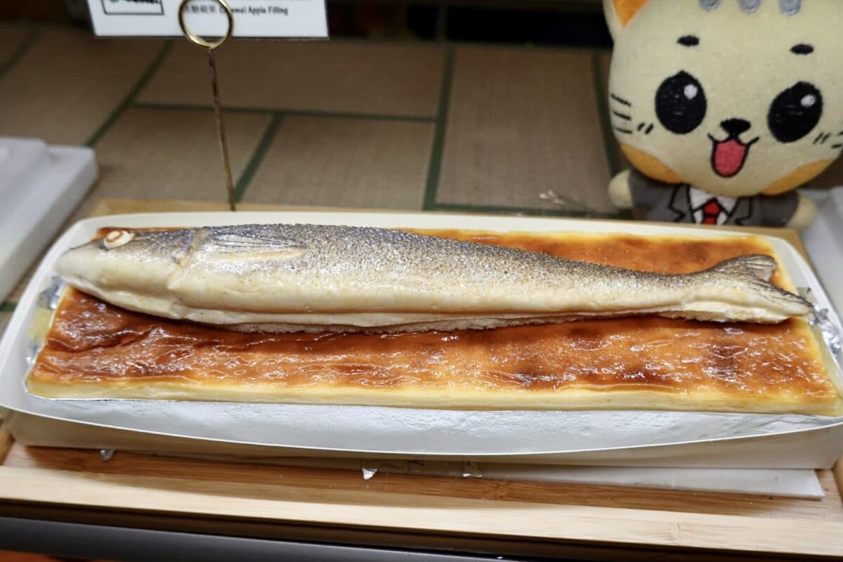 麵包店驚見巨大魚頭！超擬真「鮭魚蛋糕」隱身傳奇名店，壽司、茶碗蒸變甜點