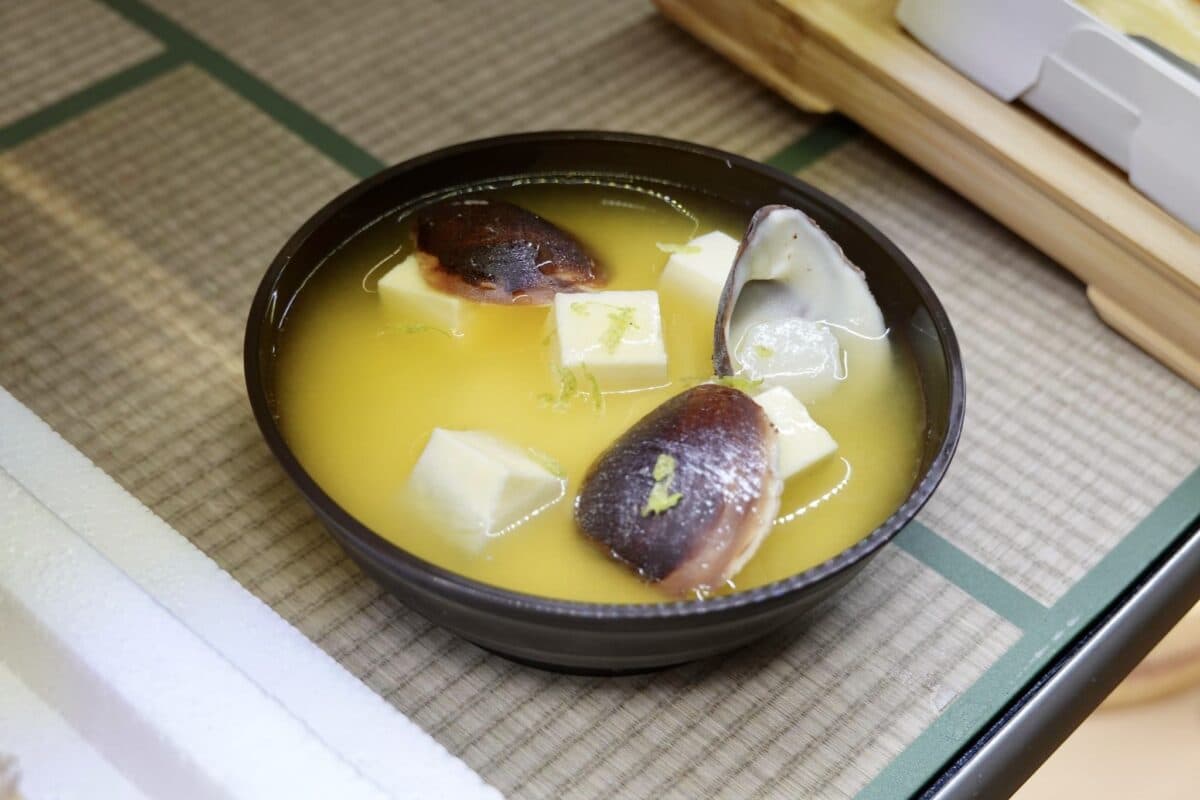 麵包店驚見巨大魚頭！超擬真「鮭魚蛋糕」隱身傳奇名店，壽司、茶碗蒸變甜點