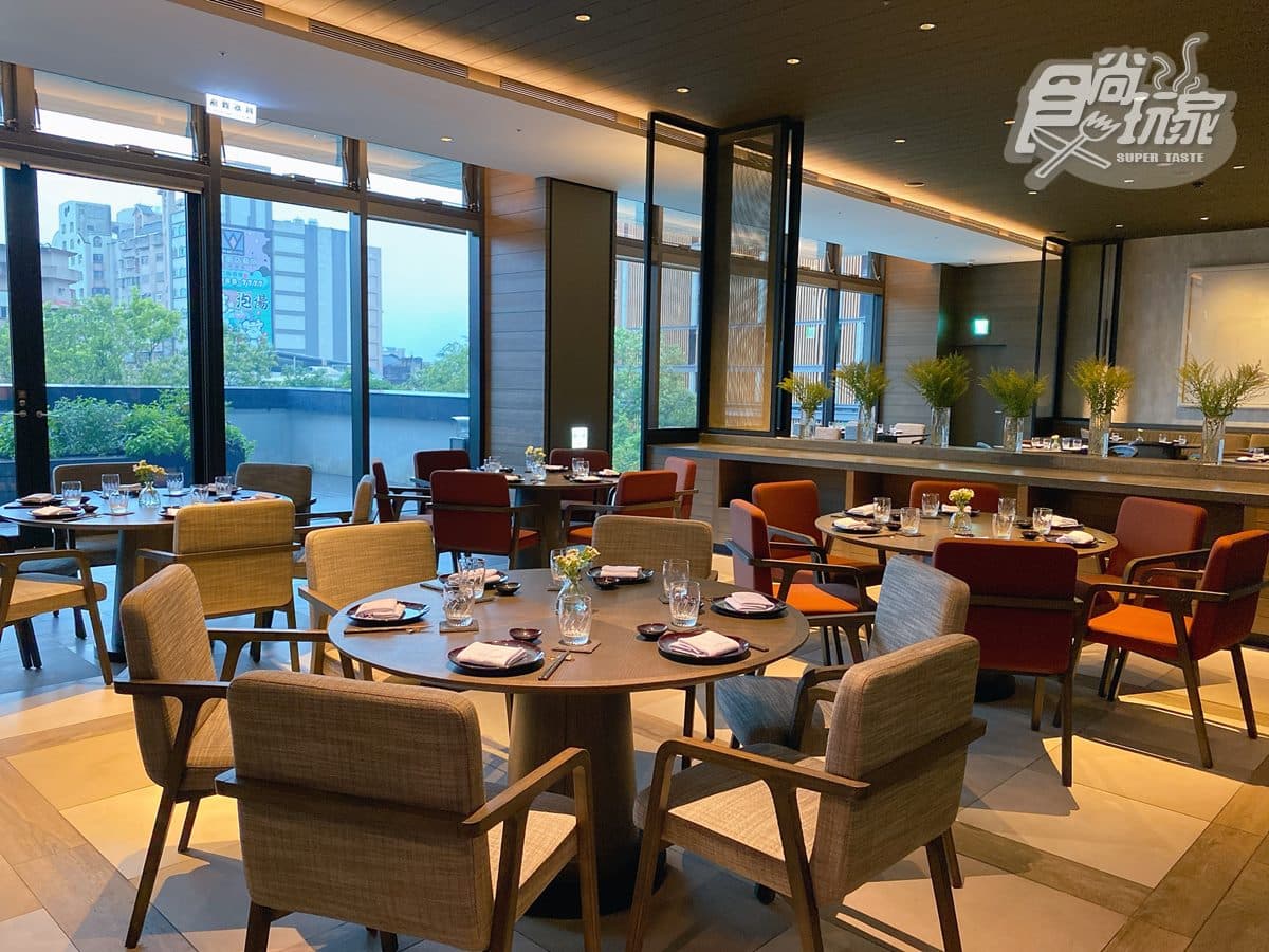 用餐空間可看室外窗景。