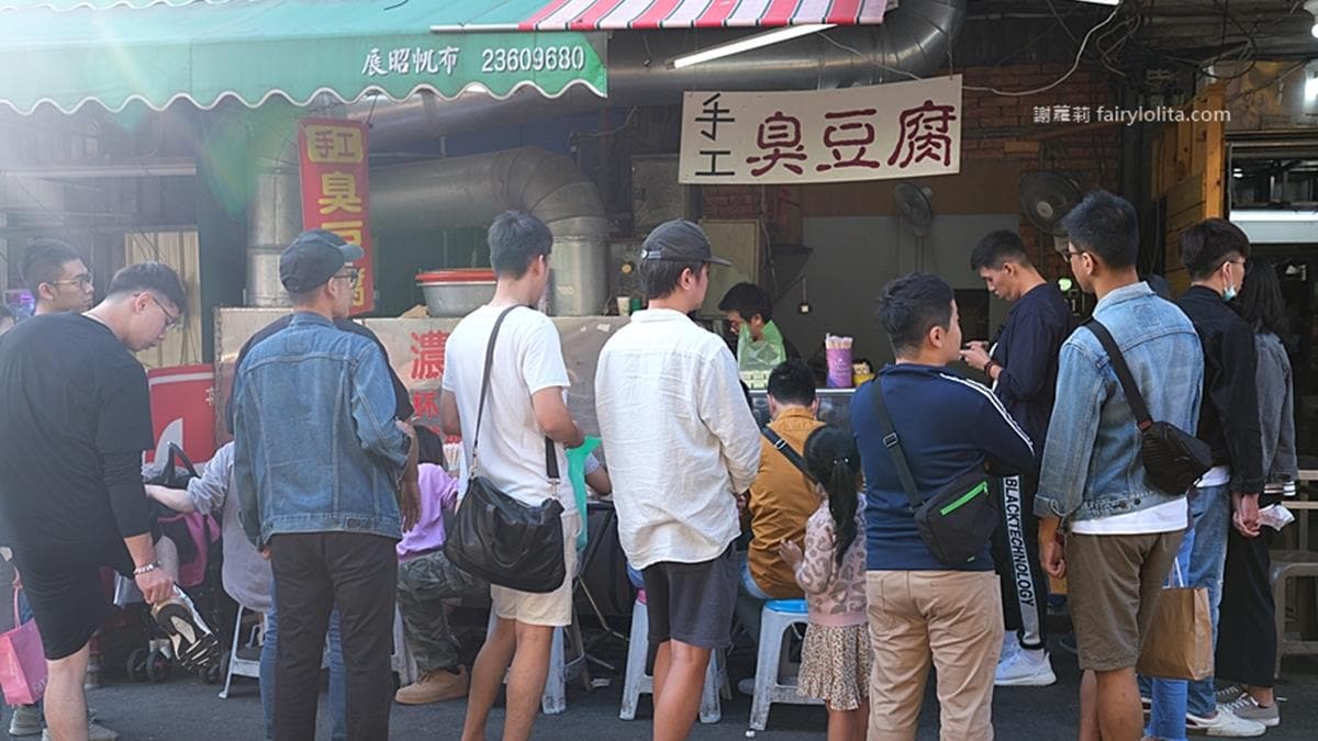 雖然店家招牌不明顯，但依舊不減排隊人潮。（圖片來源：蹦啾謝蘿莉）