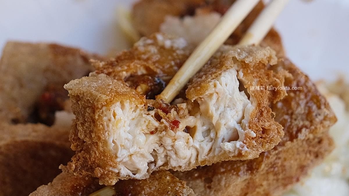 吸飽醬汁的臭豆腐，一咬就會大爆汁。（圖片來源：蹦啾謝蘿莉）