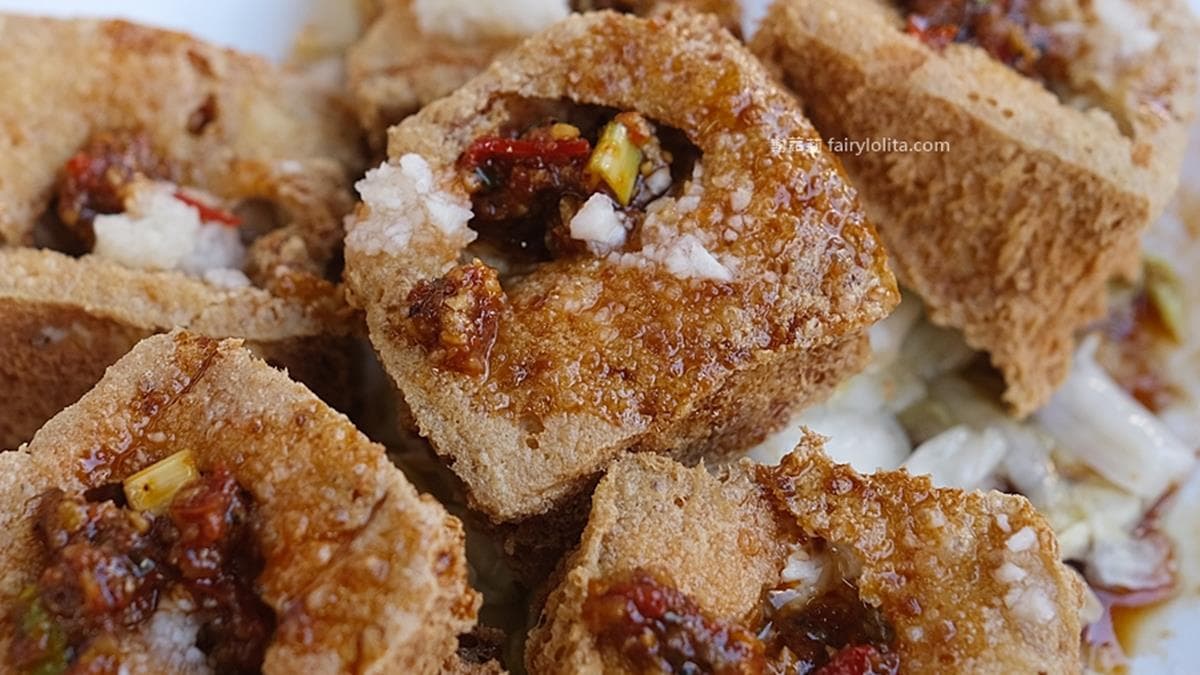 推薦必加蒜泥和辣椒，瞬間會變飽滿又濕潤。（圖片來源：蹦啾謝蘿莉）