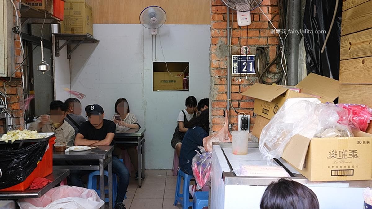 店家提供內用座位，每到用餐時間常常坐滿客人。（圖片來源：蹦啾謝蘿莉）