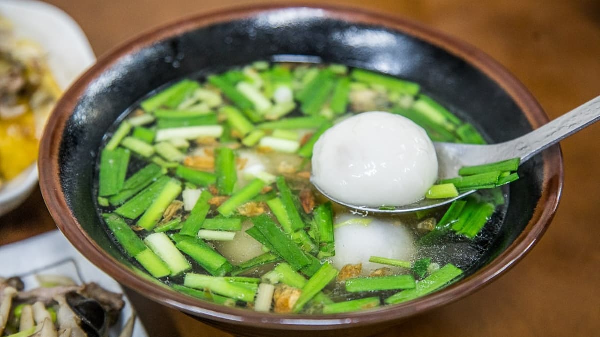 「招牌大湯圓」Ｑ軟外皮加上鹹香肉餡，搭配大骨湯頭，是正統的客家風味。（圖片來源：大手牽小手。玩樂趣）