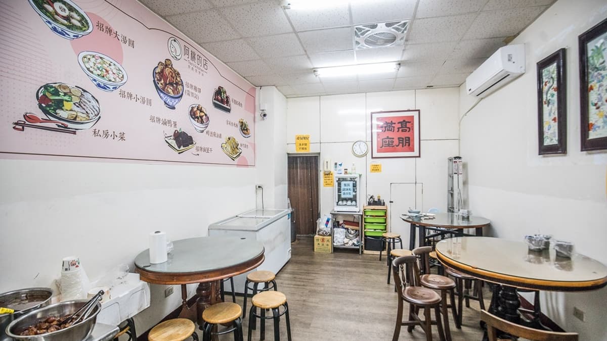 店內用餐區小小的，但外帶的人真的很多。（圖片來源：大手牽小手。玩樂趣）