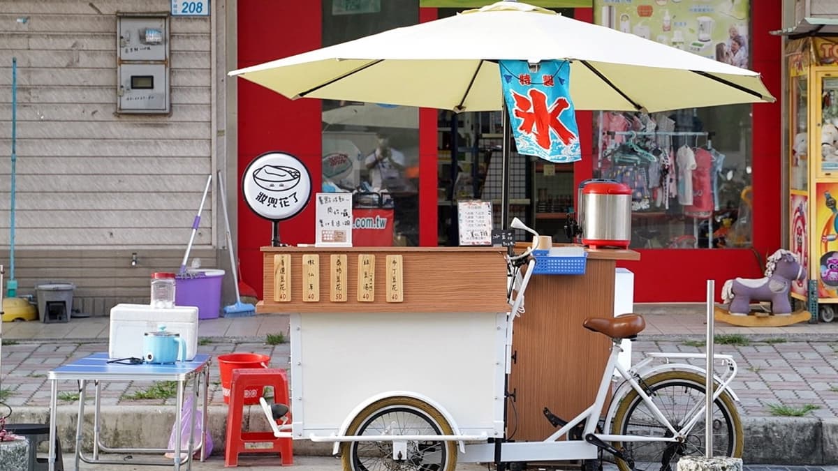 「妝兜花了」是年輕闆娘承襲媽媽手藝所開的店，三輪車外觀十分顯眼。（圖片來源：阿華田的美食日記）