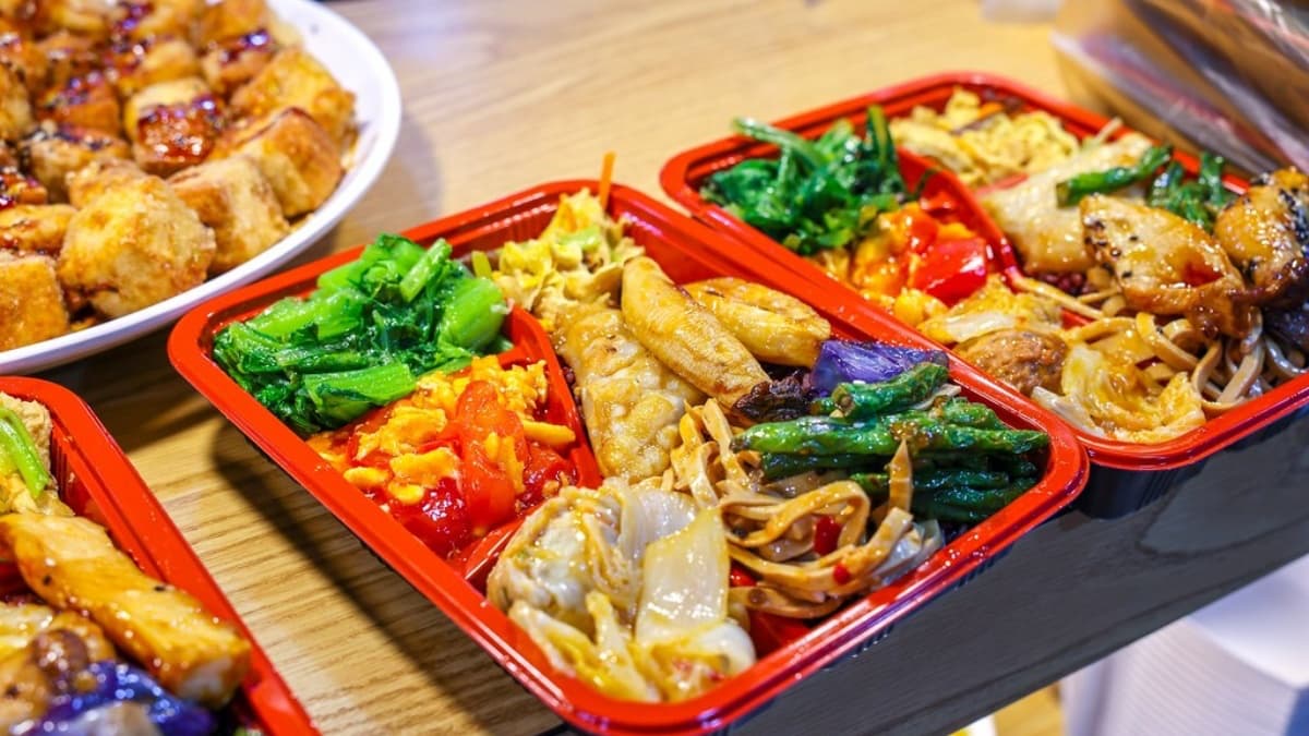 百元便當菜色豐富，附近公司行號都是忠實顧客。（圖片來源：陳小可的吃喝玩樂）