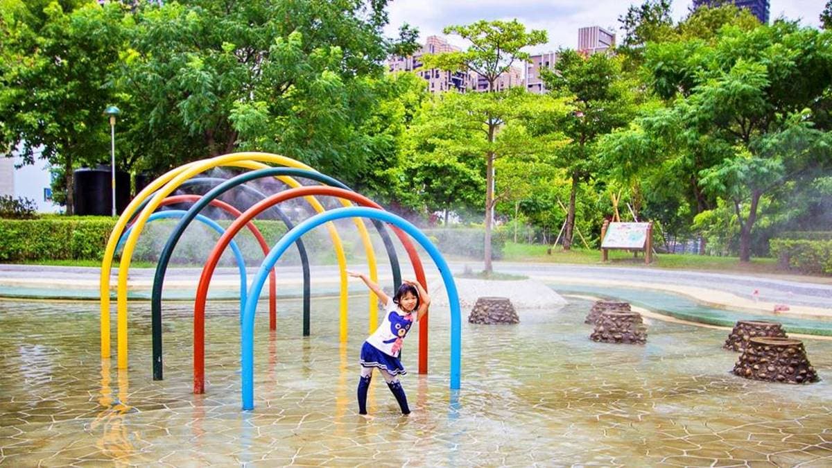 彩虹隧道也會噴出霧狀的水柱。（圖片來源：史努比遊樂園）