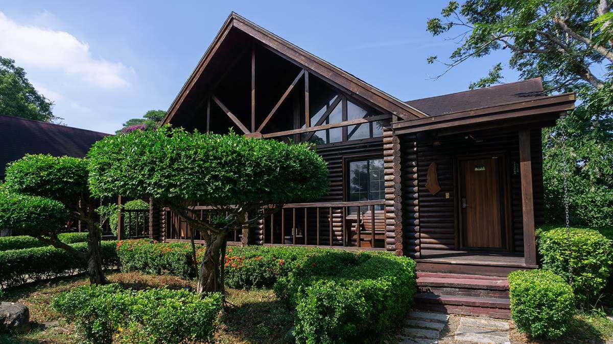 美式風格獨棟雙併木屋，全室以加拿大進口檜木構成。（圖片來源：柳營尖山埤渡假村）