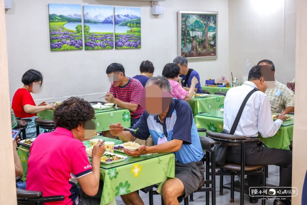 10元白飯、地瓜粥吃到飽！板橋「佛系自助餐」50道菜任夾，網推素食者的天堂