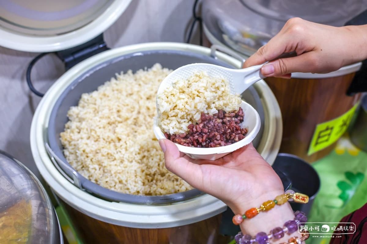 10元白飯、地瓜粥吃到飽！板橋「佛系自助餐」50道菜任夾，網推素食者的天堂