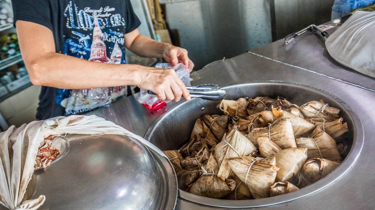 肉粽有分大肉粽、小肉粽、蛋黃粽、南部粽等多款粽子。（圖片來源：大手牽小手。玩樂趣）