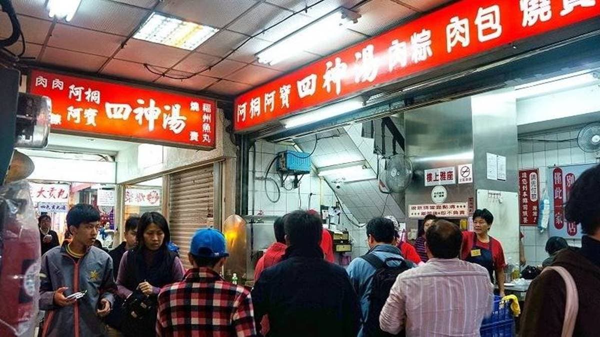 「阿桐阿寶四神湯」位於民生西路上，紅色招牌很顯眼。（圖片來源：大口老師的走跳學堂!）