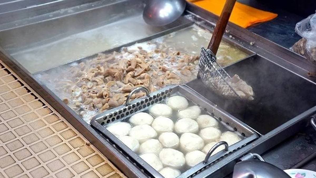 湯鍋冒著裊裊白煙，舀四神湯的手幾乎沒停下來過，可見生意之好！（圖片來源：大口老師的走跳學堂!）