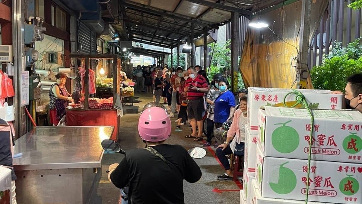 「楊家傳統市場美食」位於中正市場大樓旁的小巷子內。（圖片來源：跟著踢小米吃喝玩樂趣）