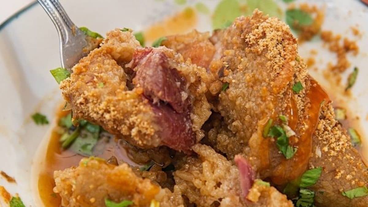 肉粽餡料有滷肉塊和蛋黃，滷肉肥瘦黃金比例超完美。（圖片來源：傻妞吃台南）