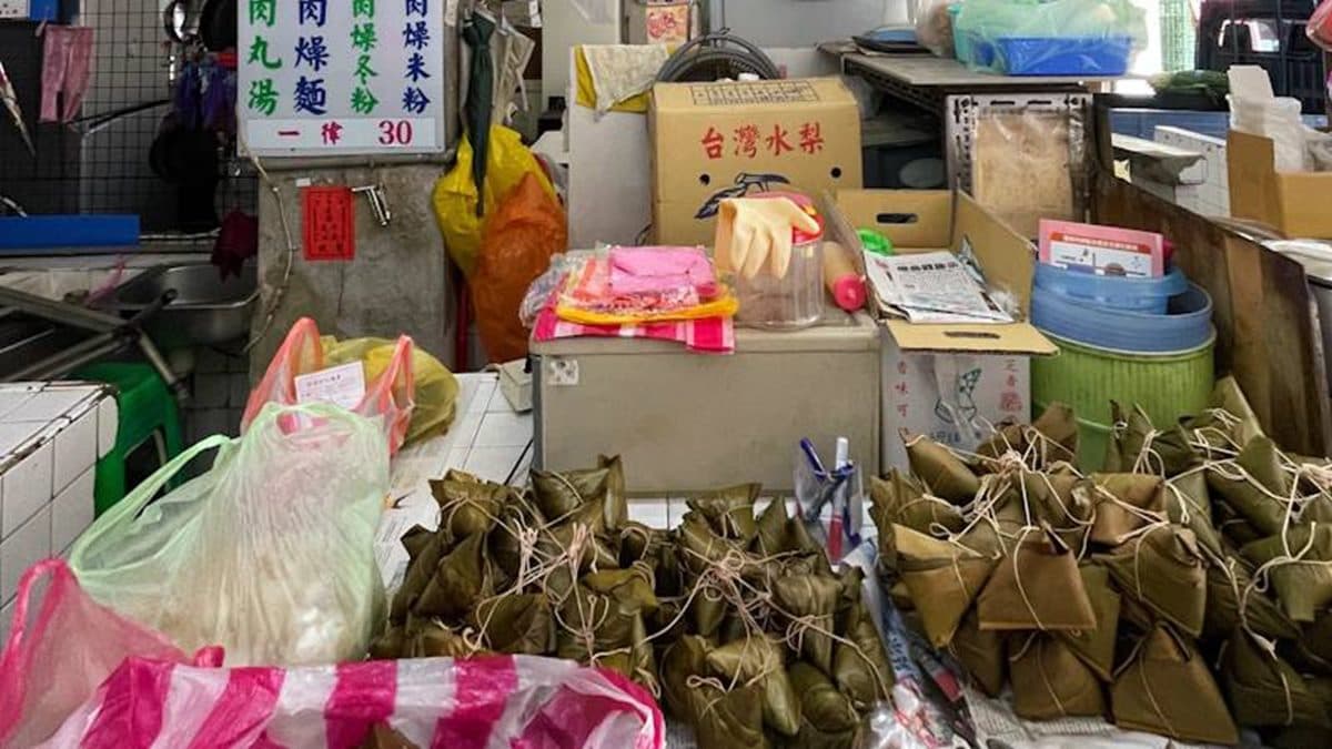店內每日限量只賣３種粽子，分別是肉粽、菜粽和素食粽。（圖片來源：傻妞吃台南）