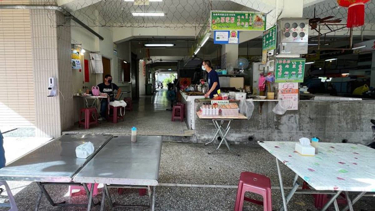 地點隱身於台南友愛市場內，設有簡單的內用區可以用餐。（圖片來源：傻妞吃台南）